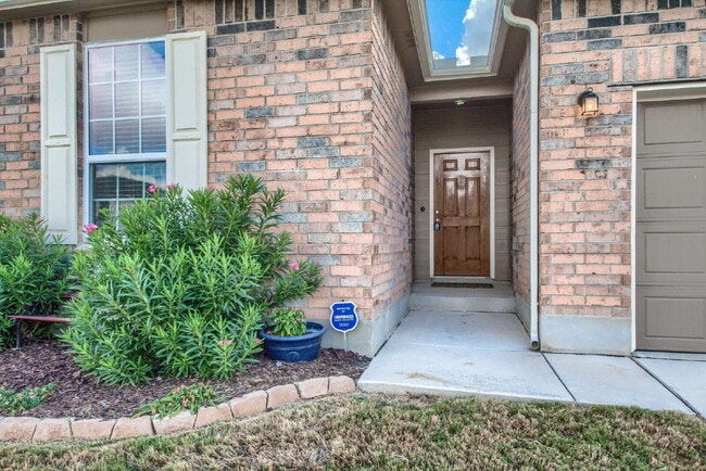 Building Photo - BEAUTIFUL HOME OFFERING 50% OFF 1ST MONTH'S RENT!!