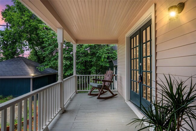 Building Photo - 806 E Main St