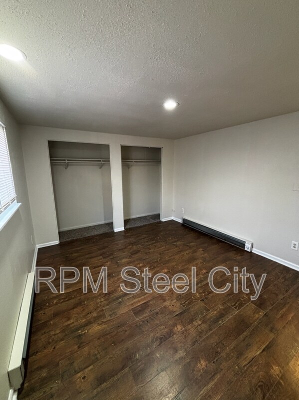 Building Photo - 927 E 1st St