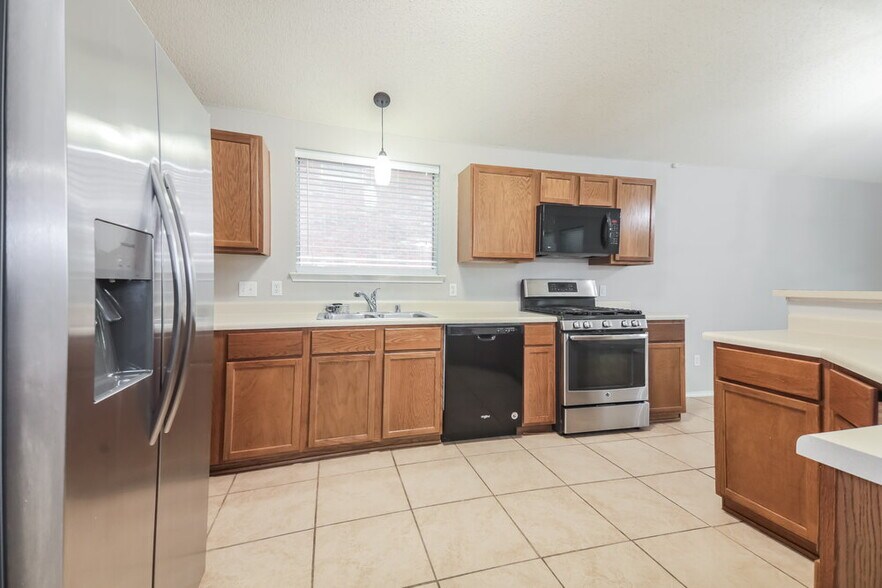 Building Photo - 114 Redbud Dr