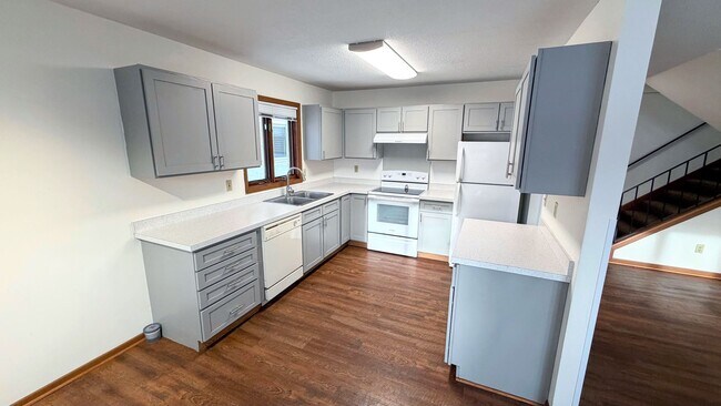 Building Photo - Spacious 3-Bedroom 1-Bathroom!