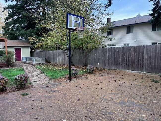 Building Photo - Burnt Bridge Creek 4 bedroom- Single Level