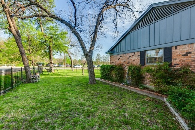 Building Photo - 9551 E Lake Highlands Dr