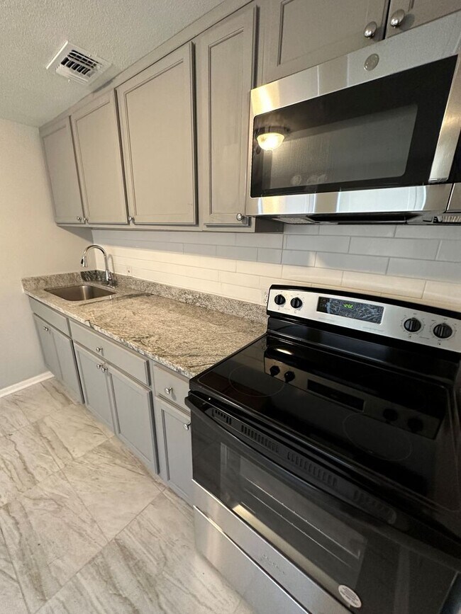 Building Photo - **Move in ready - 3/2 Renovated single family home