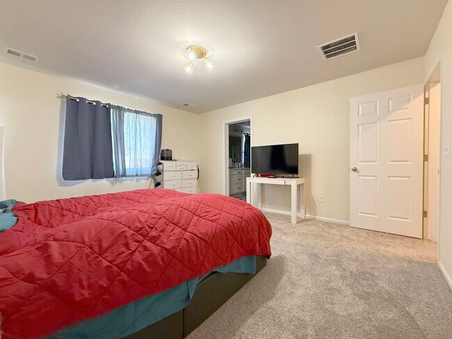 Building Photo - Gorgeous 4-Bedroom Home in Desirable Creek...