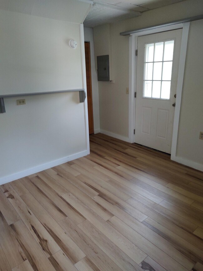 Building Photo - 10 Oak Hill St