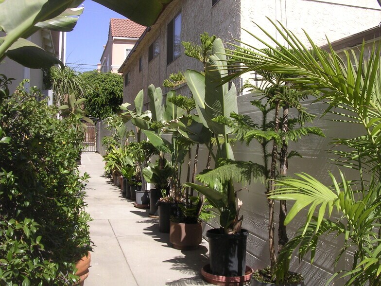 Primary Photo - 1824 S Barrington Ave