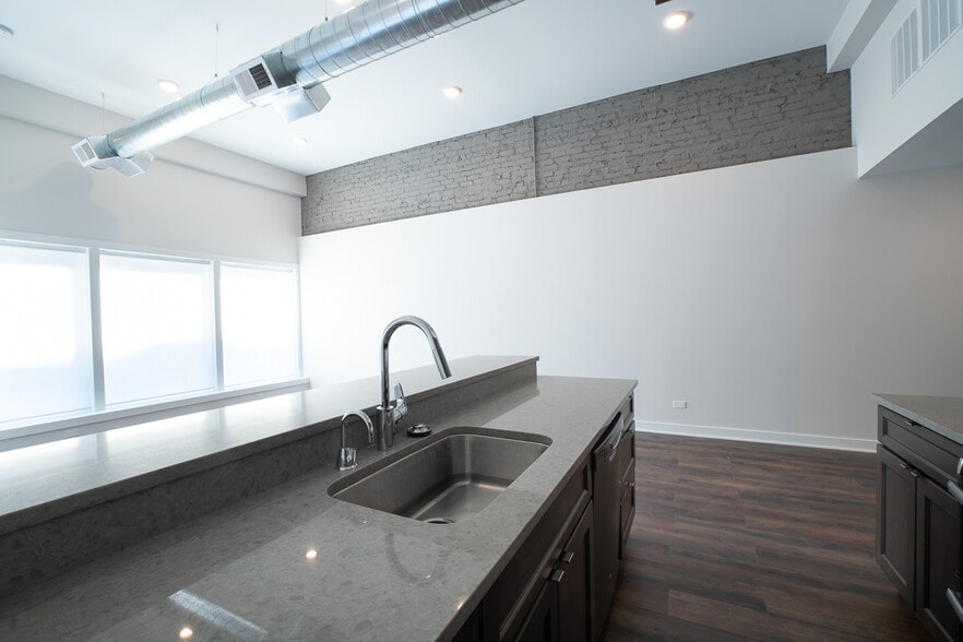 Building Photo - 1900 W Foster Ave