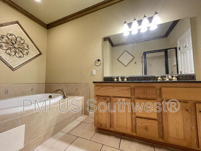 Building Photo - 2549 Country Club Dr