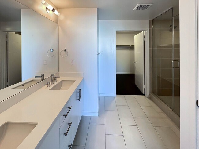 Building Photo - Luxury Townhome Centrally Located in Silver Lake! OPEN HOUSE JUNE 6TH, 2026 from 1:30 PM to 2:30 PM