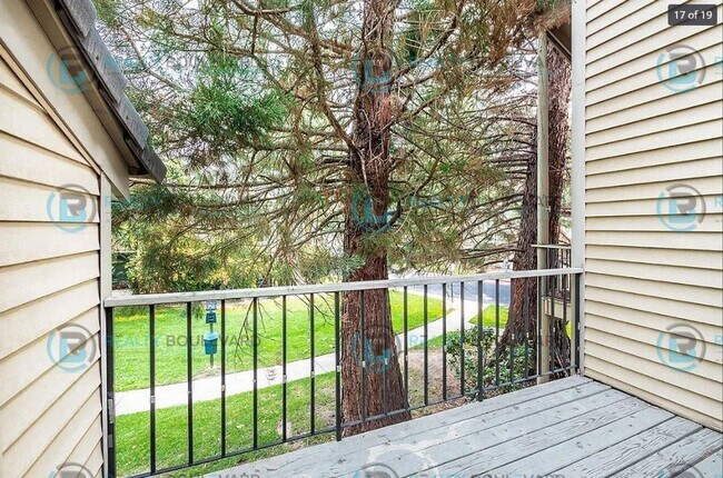 Building Photo - 1 Month free!! This stunning two-bedroom, two-bathroom townhouse with Loft Area