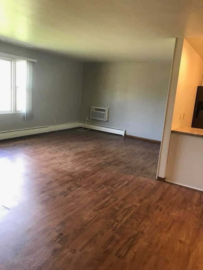 Building Photo - 2 Bedroom Lower with Heat & Water Included in Neenah