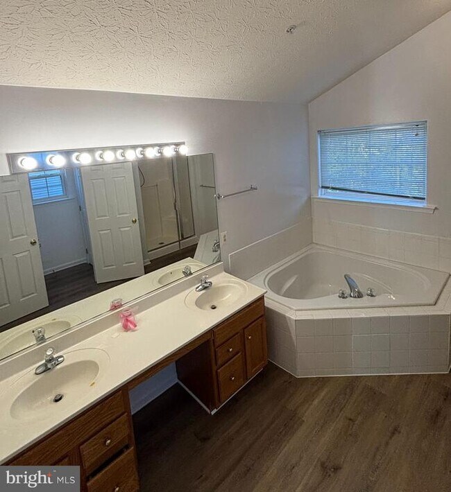 Building Photo - 8002 Bullfinch Pl