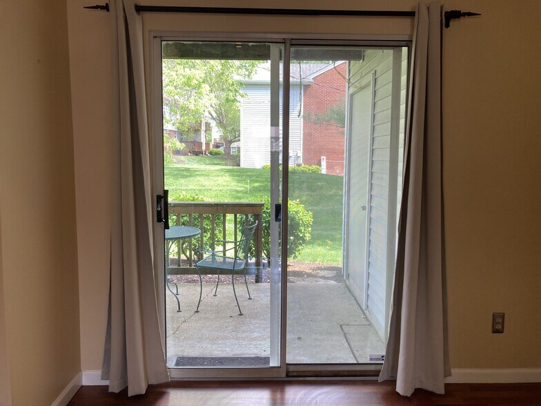 Glass siding patio doors - 1618 Thrush Ter