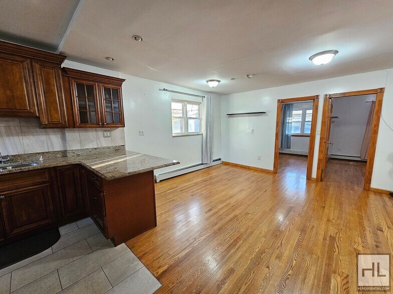 Building Photo - Spacious 3-Bedroom Apartment in Woodside