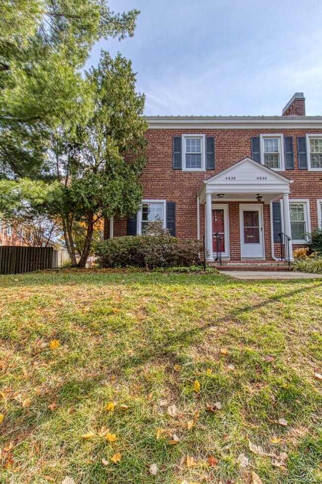 Building Photo - Discover Exceptional Townhouse Living!
