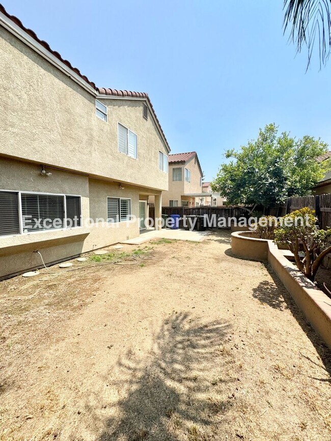 Building Photo - Great 4 bed 3 bath home in Fontana
