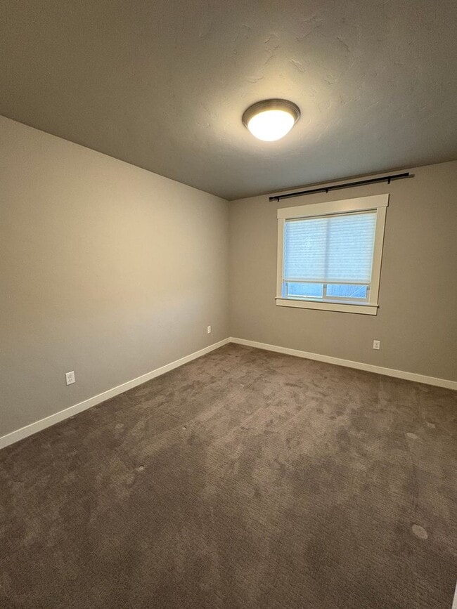 Building Photo - Newer 3 Bedroom / 2.5 Bathroom + Loft in the Ochoco Pointe Community