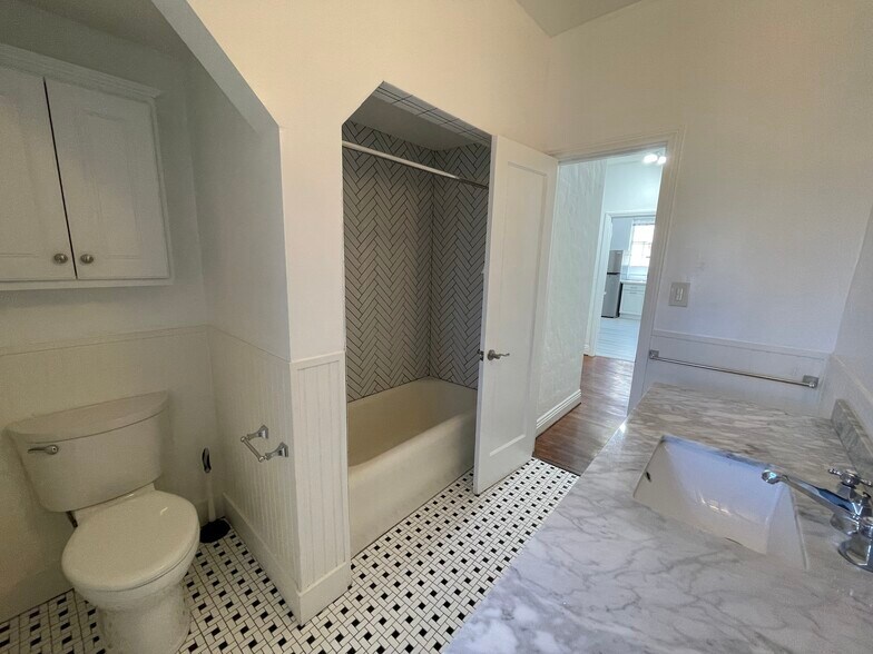 Building Photo - 1602 S Stanley Ave