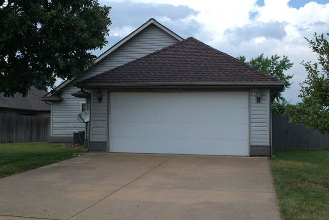 Building Photo - Large 2 Bed 2 Bath House With Lawncare Provided!