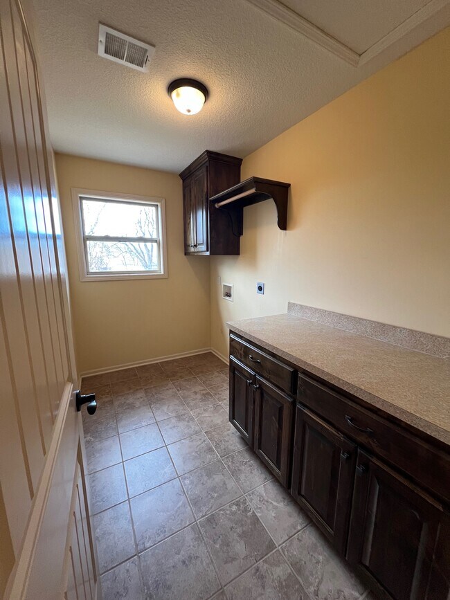 Building Photo - 1234 Vivian Dr
