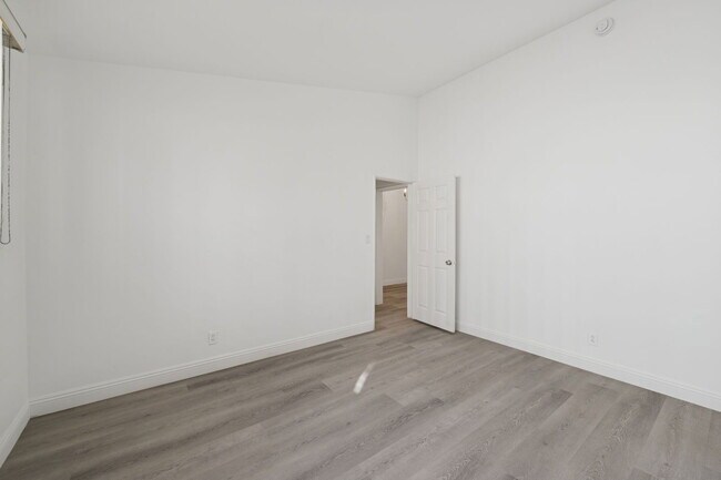 Building Photo - 333 Rexford Dr