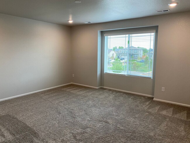 Building Photo - Don't Miss This Stunning 4 Bed/2.5 Bath Ho...