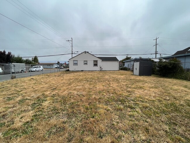 Building Photo - Pet friendly 2 Bedroom, 1 Bathroom with Sp...