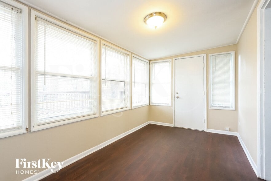 Building Photo - 374 Oswego St