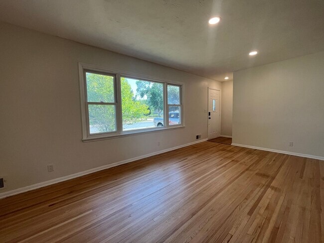 Building Photo - Updated 3 BR/2 BA home in a great Eagan ne...