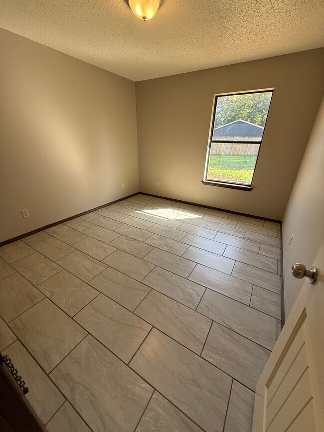 Building Photo - 3 Bed 2 Bath Duplex with 2 Car Garage.  Gas Heat & Hot Water.  Yard Care Included.