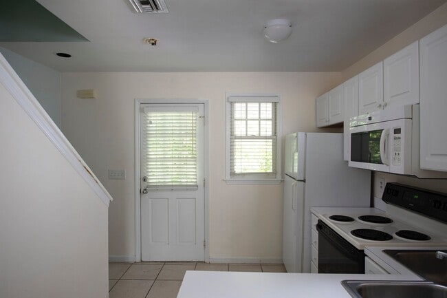 Building Photo - 2 Bedroom 1 Bathroom Golf Club Townhouse  April 1- November 30