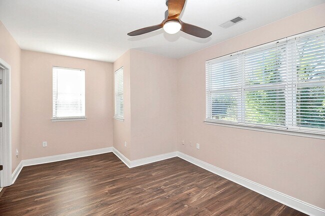 Building Photo - Beautiful 1-Bedroom Corner Unit - Just minutes from Uptown Charlotte!