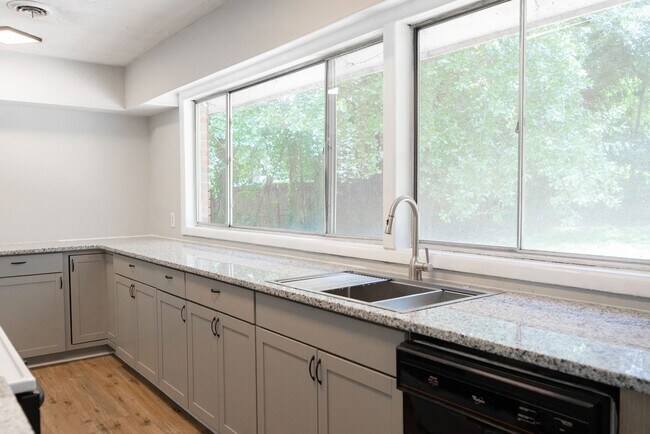 Building Photo - 3336 Oakridge Dr