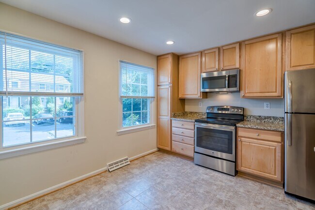 Building Photo - Location is Everything With This 3 Bed 3.5 Bath Townhouse in Hampton Court Community