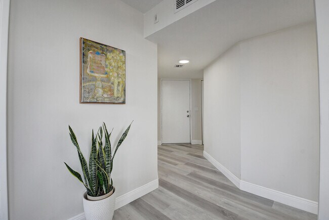 Building Photo - 600 Egret Cir