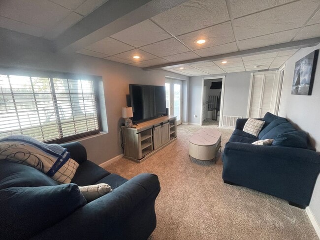 Building Photo - 3 bedroom 2 bathroom lake house for rent!