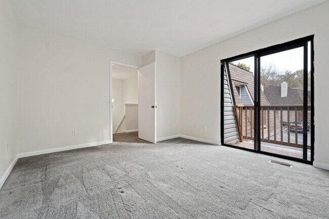 Building Photo - GREAT LOCATION!!! Large 2bedrm - Mins to U...