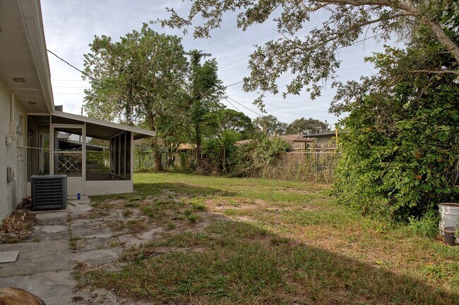 Building Photo - 4 bedroom 2 bath  single-family home in Co...