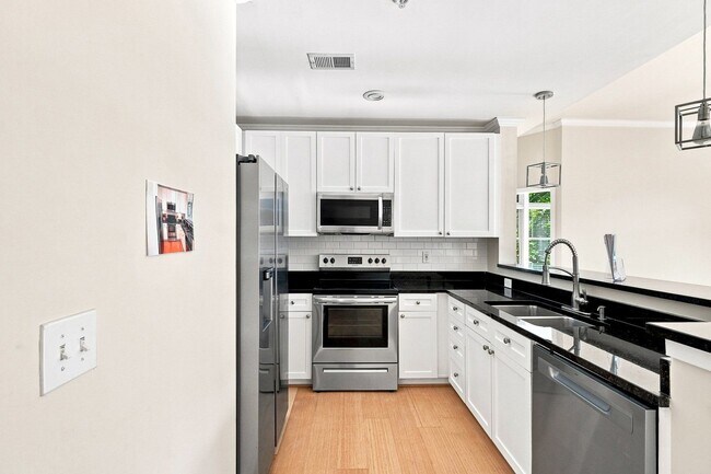 Building Photo - 933 Garrett St