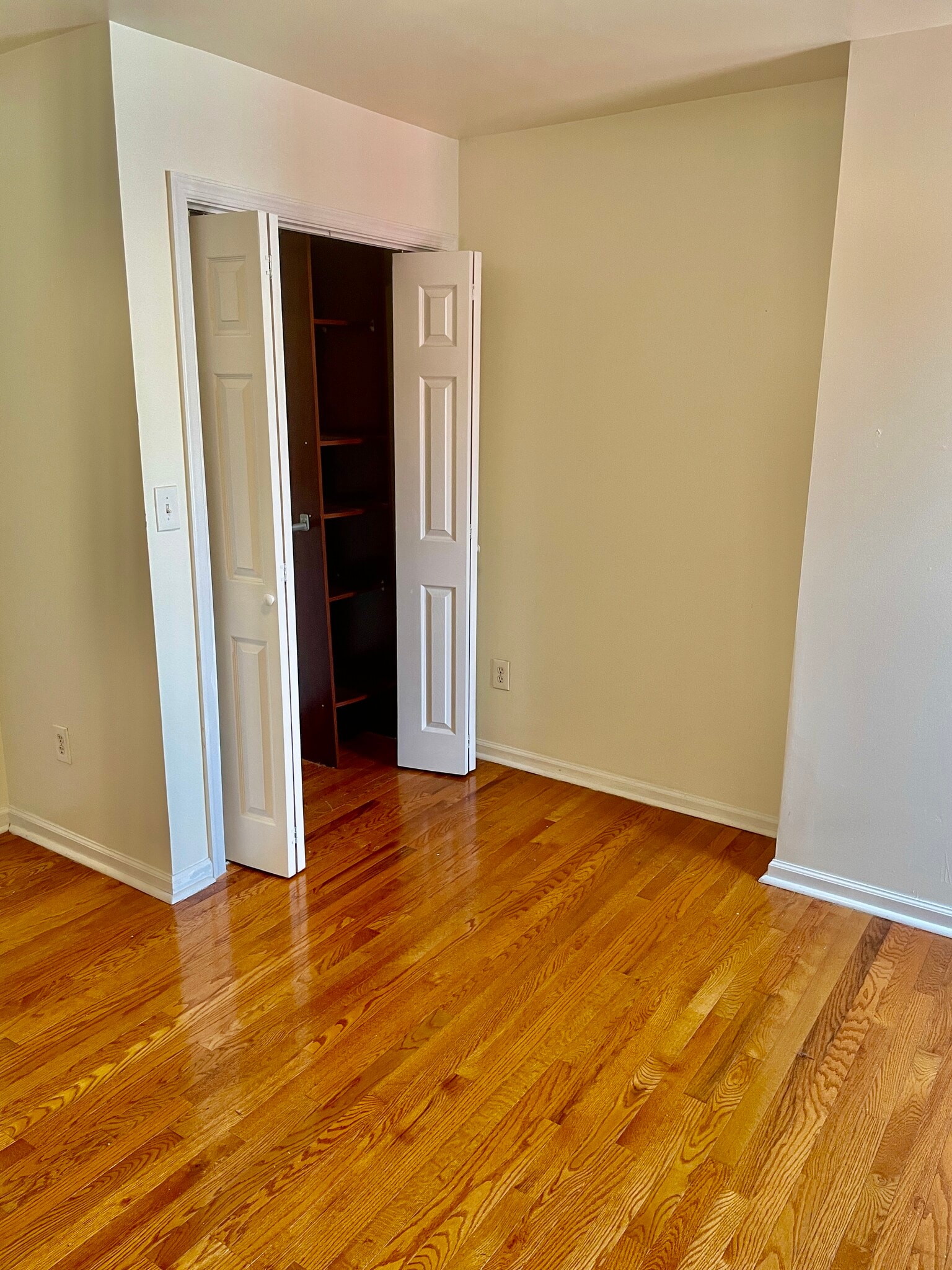Closet Main Bedroom - 604 Gerritt St