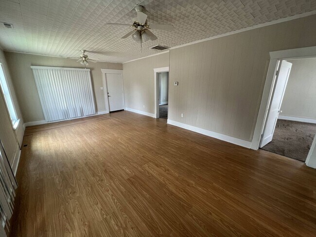 Building Photo - Newly renovated 2 bed 1 bath in Aurora, Missouri!
