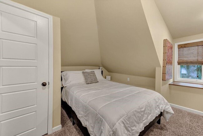 Building Photo - 983 N Main St