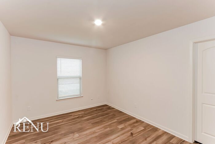 Building Photo - 2013 Hialeah Dr