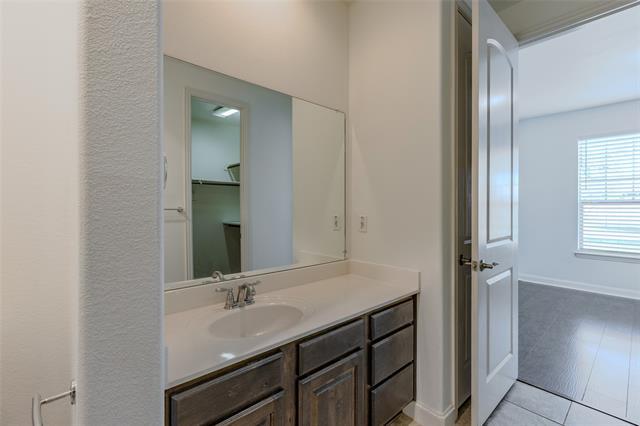 Building Photo - 602 Arbol