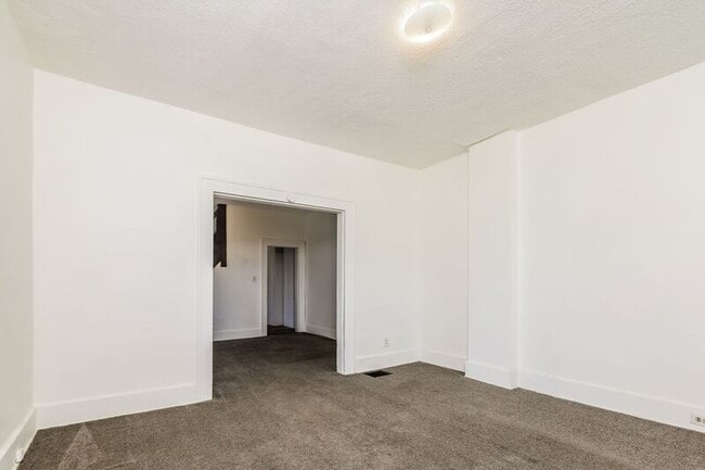 Building Photo - 215-217-217 Warren Dr