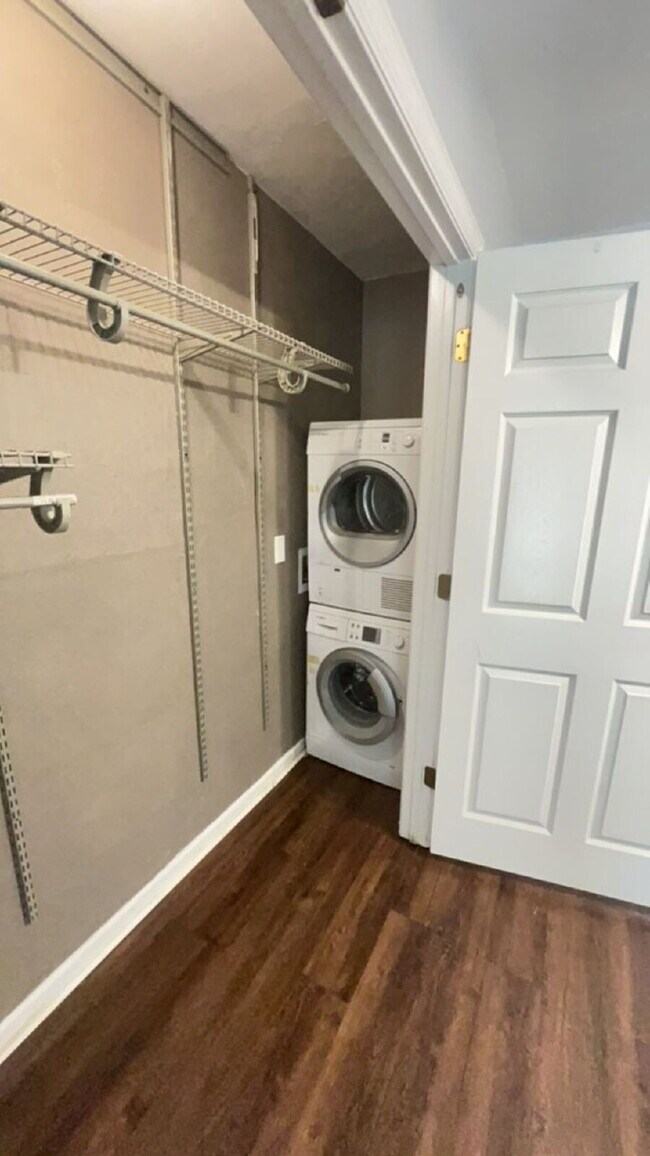 Building Photo - Spacious 1 BR 1 BA Available in July!