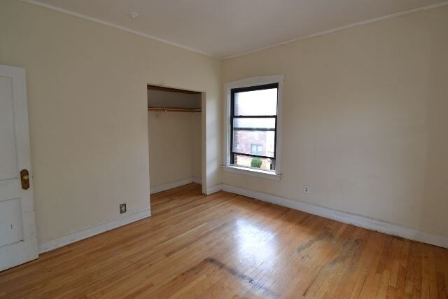 Building Photo - 822 W Waveland Ave