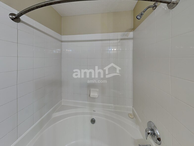 Building Photo - 69 Hutchison St