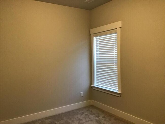 Building Photo - 700 Rivulet Dr SW